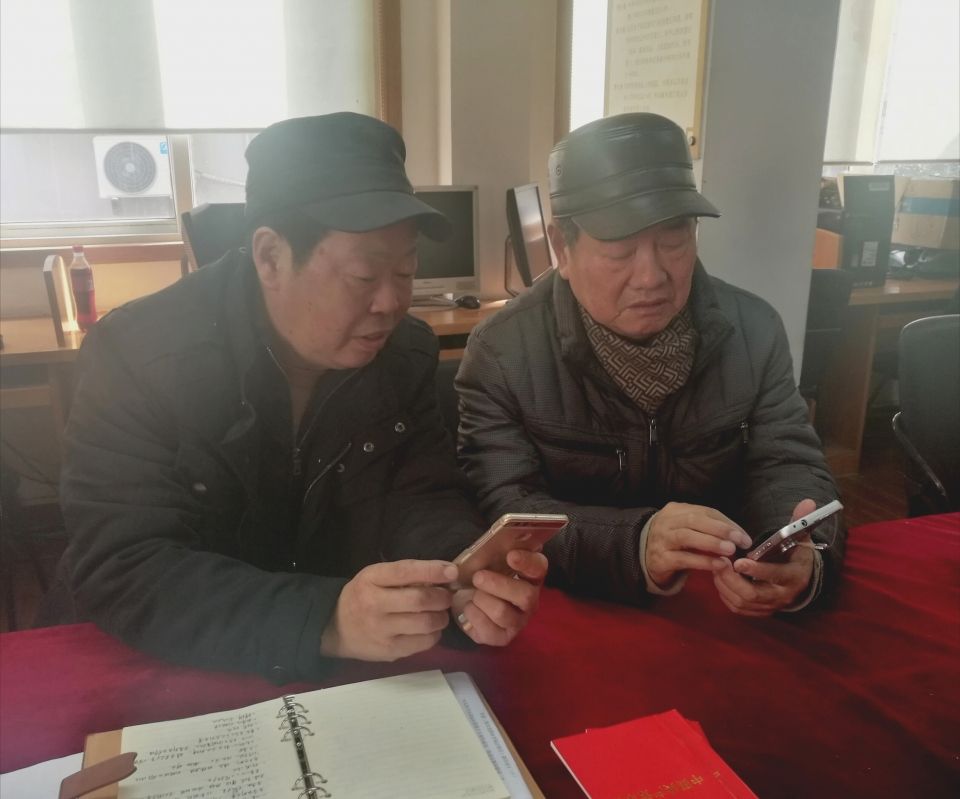 支部書記方培潭細(xì)心為黨員講解黨員學(xué)習(xí)平臺方法.jpg