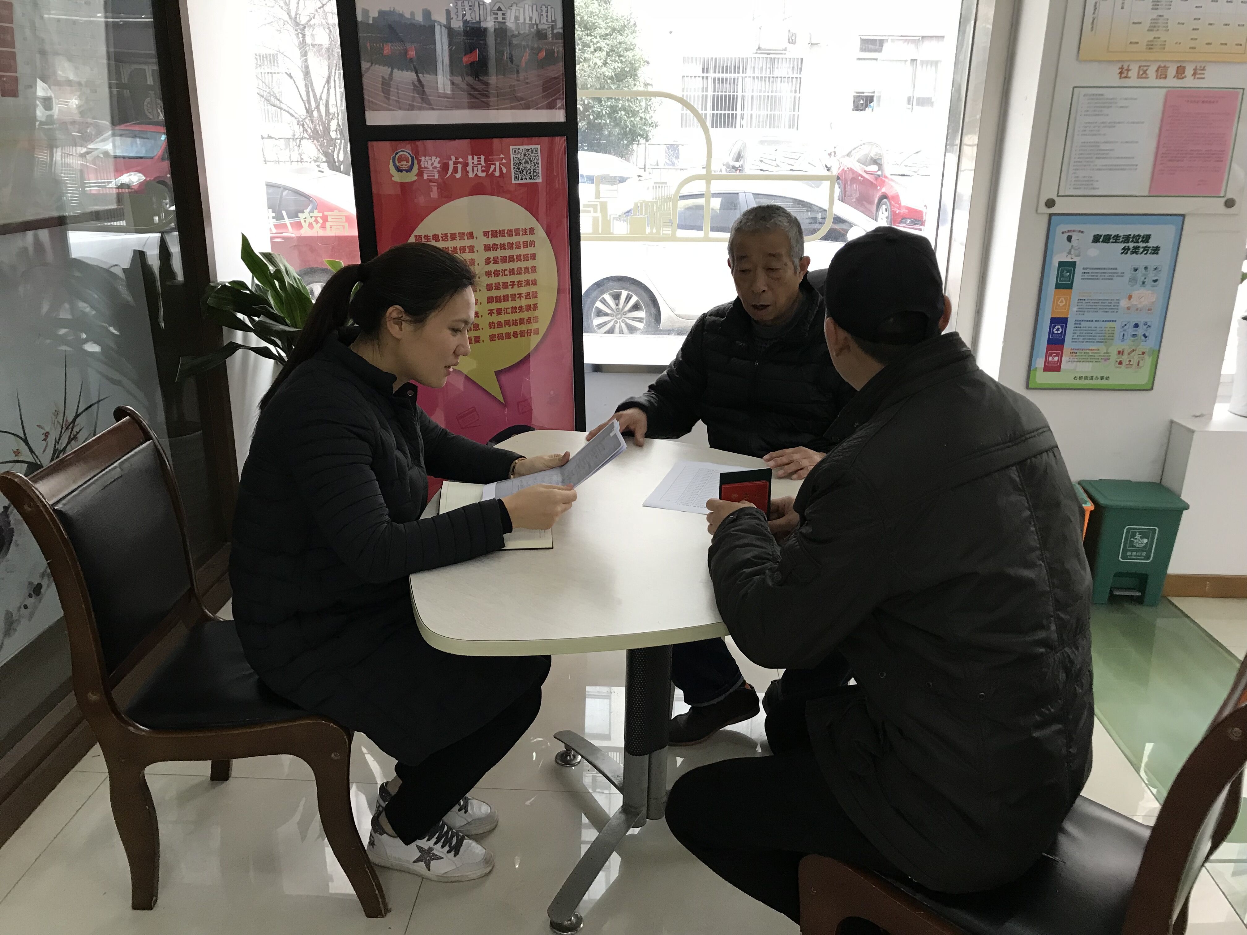 楓丹苑支部新進(jìn)黨員與社區(qū)黨委、支部書記進(jìn)行三方見面.jpg