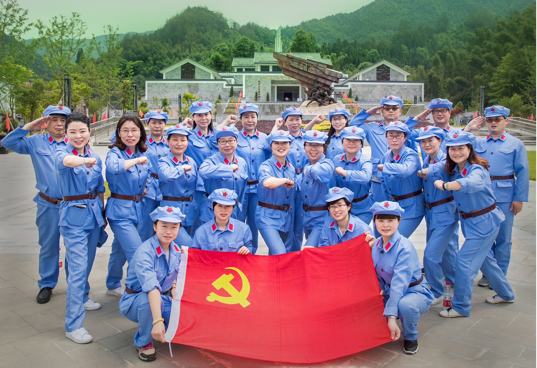 南星中心黨支部組織全體黨員赴淳安參觀學(xué)習(xí)。.JPG