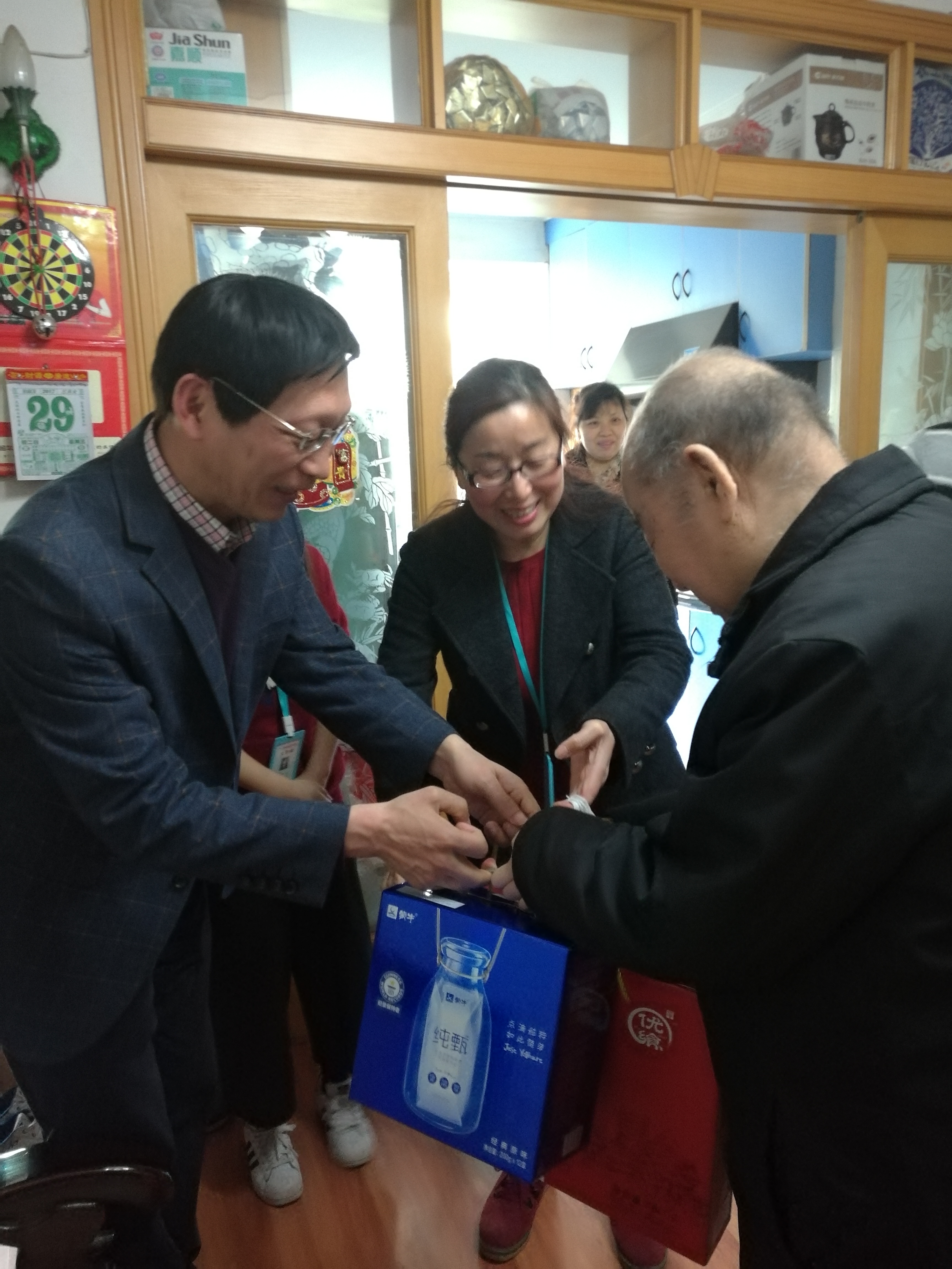 楊東局長(zhǎng)走訪慰問紫花埠社區(qū)老黨員.jpg