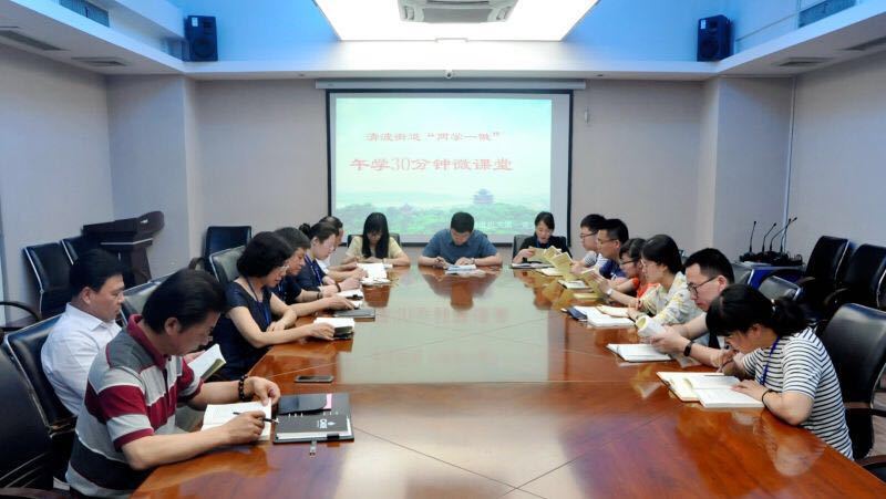 清波街道各支部抓住中午休息時間開展“午學30分鐘”自學，體現(xiàn)了黨員的認真態(tài)度和積極性.jpg
