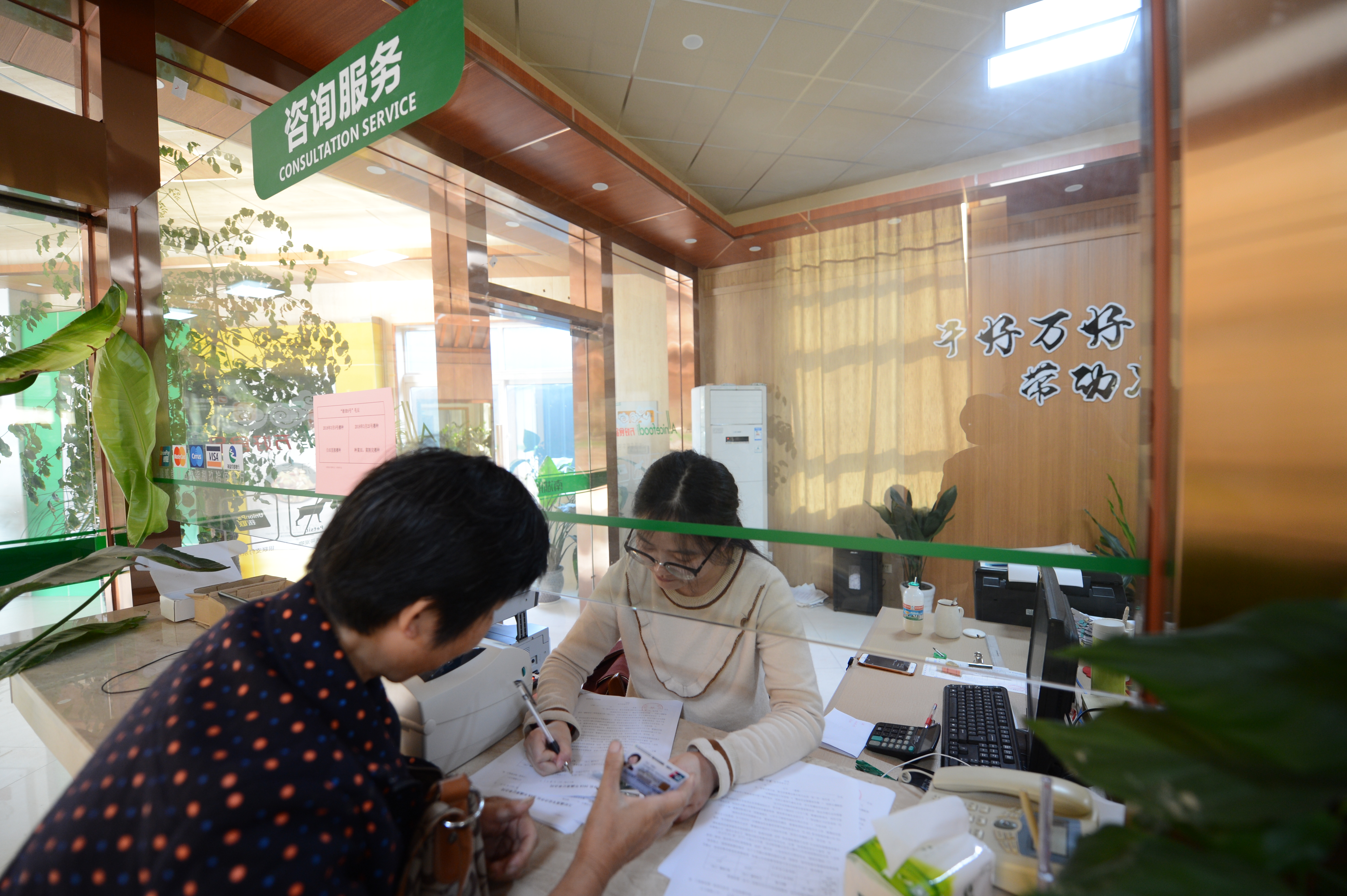 截至目前，合作社擁有社員1100多名，家庭農(nóng)場(chǎng)15個(gè)，流轉(zhuǎn)土地5000多畝，帶動(dòng)沈蕩鎮(zhèn)農(nóng)戶3000多戶。這是前來咨詢并簽約的農(nóng)戶。.JPG