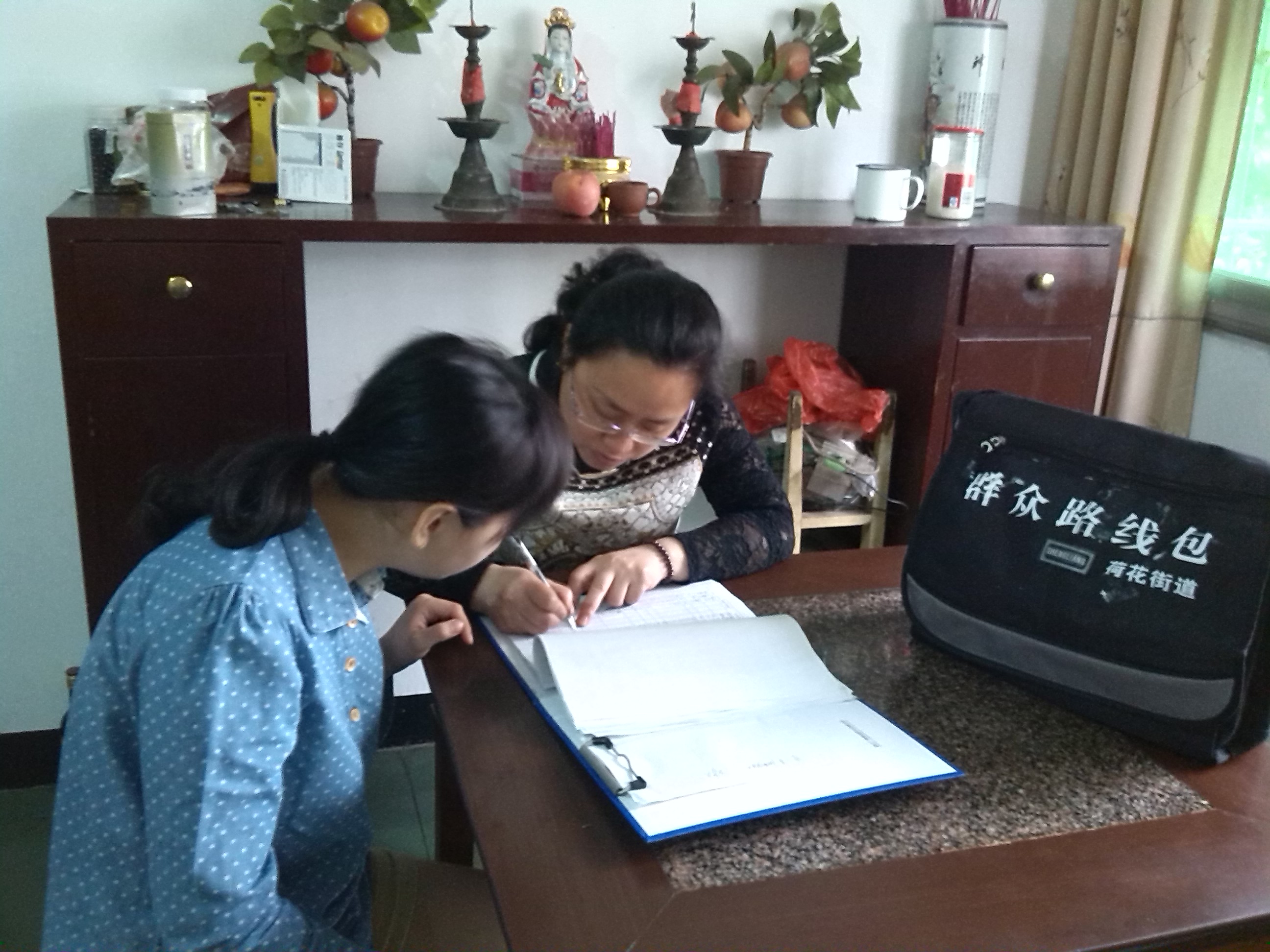 蘭花使者隨身攜帶“群眾路線包”走村入戶，掌握社情民意。.jpg