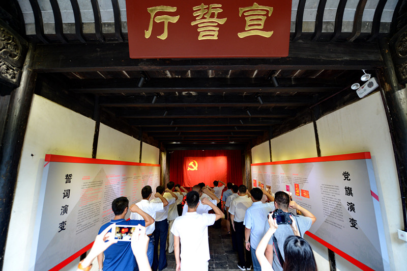 新四軍蘇浙軍區(qū)紀(jì)念館重溫入黨誓詞。_副本.jpg