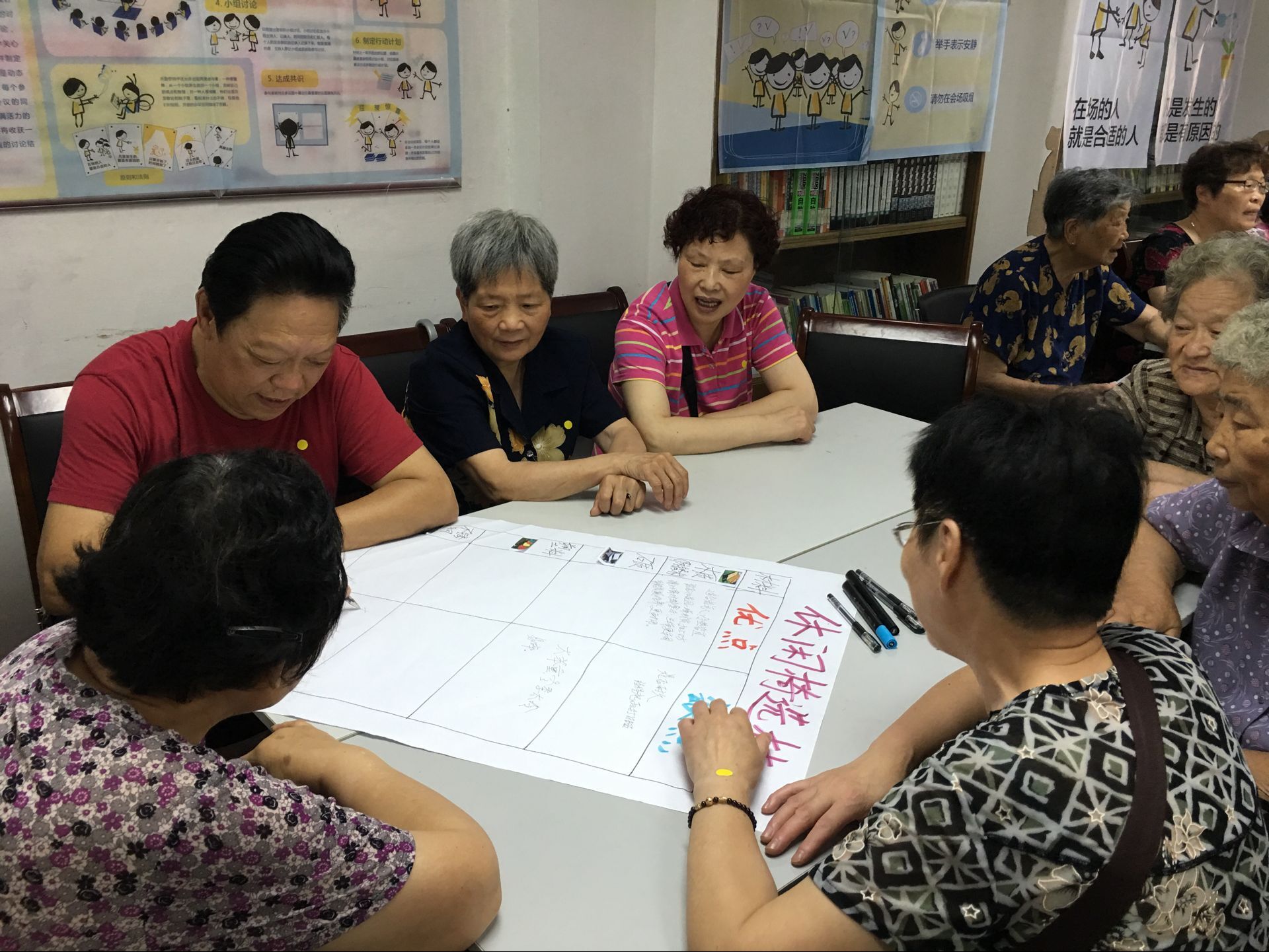 月湖街道太陽社區(qū)黨委開展公共座椅安放開放空間議事會主題黨日活動.jpg