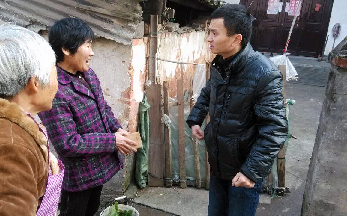 走訪柳塘村生活困難黨員.jpg