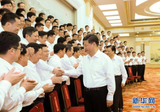 （2015年6月30日，黨和國家領(lǐng)導(dǎo)人習(xí)近平、劉云山等在北京人民大會堂會見全國優(yōu)秀縣委書記。新華社記者 蘭紅光 攝）.jpg