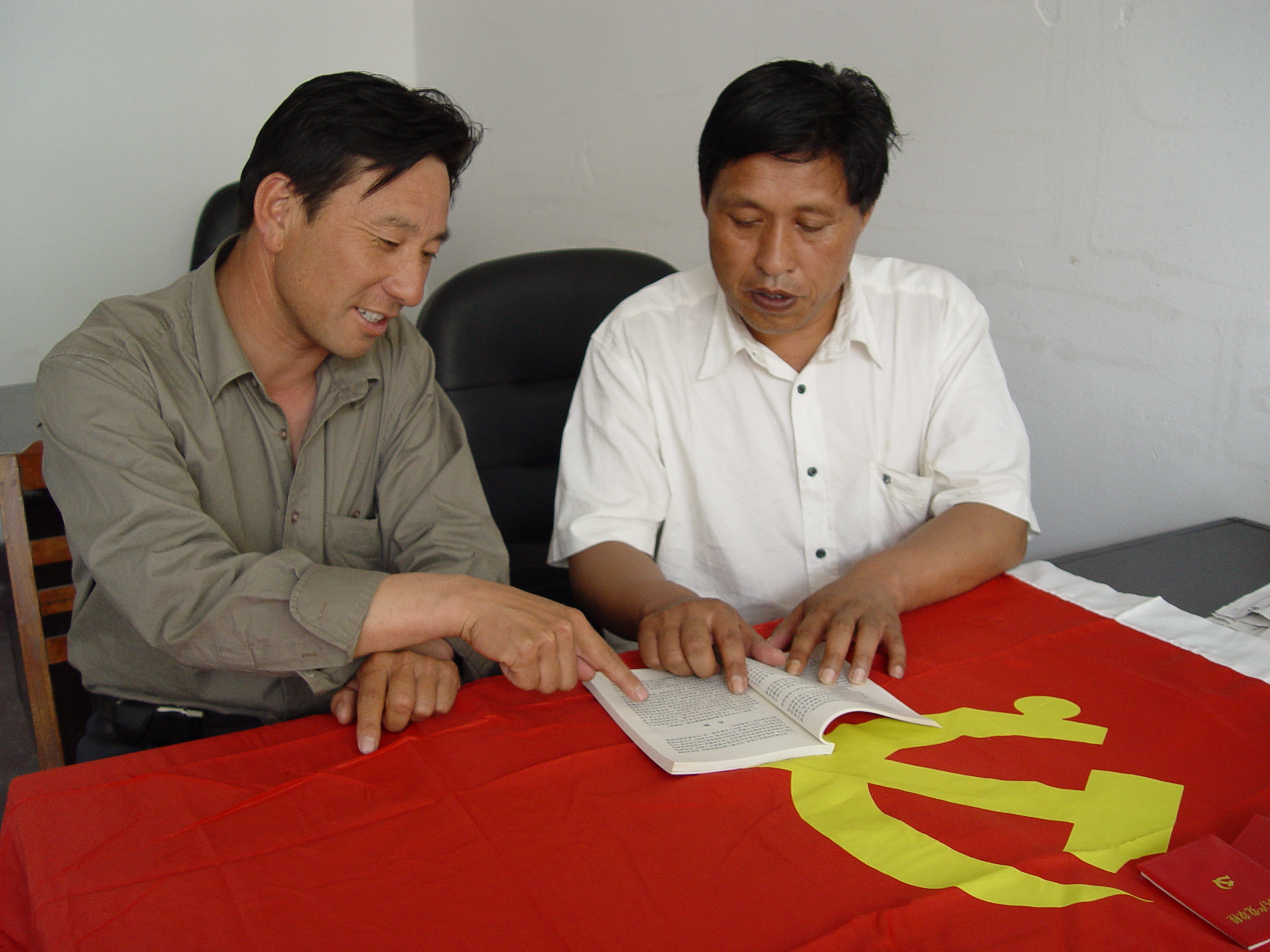 03浙江平湖安徽省淮南市謝家集區(qū)孤堆回族鄉(xiāng)駐新倉鎮(zhèn)流動黨支部書記李錦社書記在給新入黨的同志輔導(dǎo)學(xué)習(xí)黨章.JPG