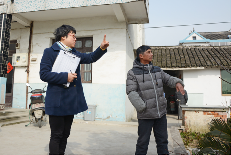 07曹橋街道野馬村的黨員在美麗庭院評創(chuàng)中給聯(lián)系的農(nóng)戶家庭打分.png