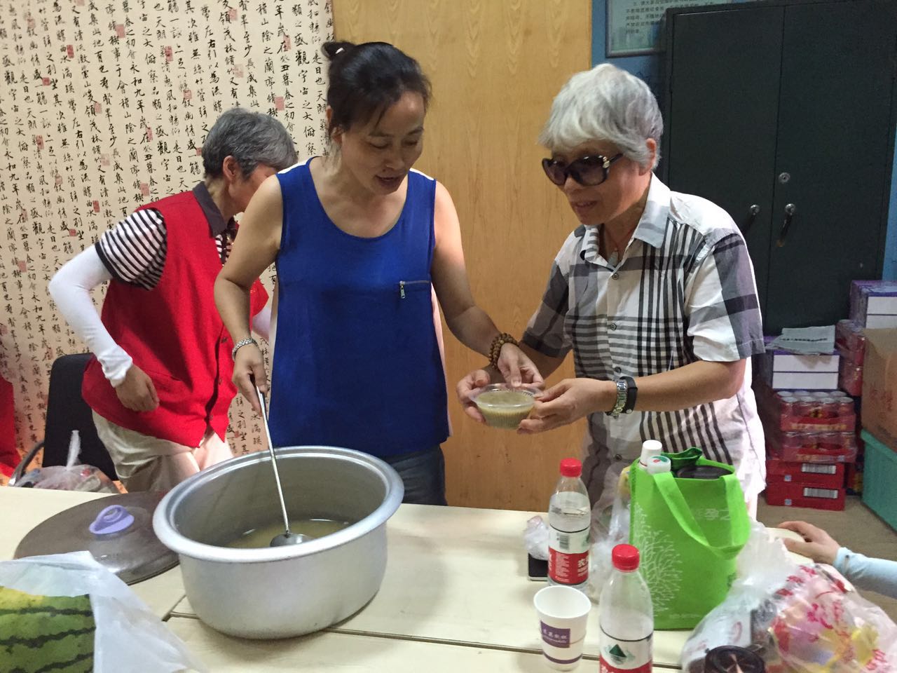 朱虹在慰問(wèn)社區(qū)志愿者1.jpg