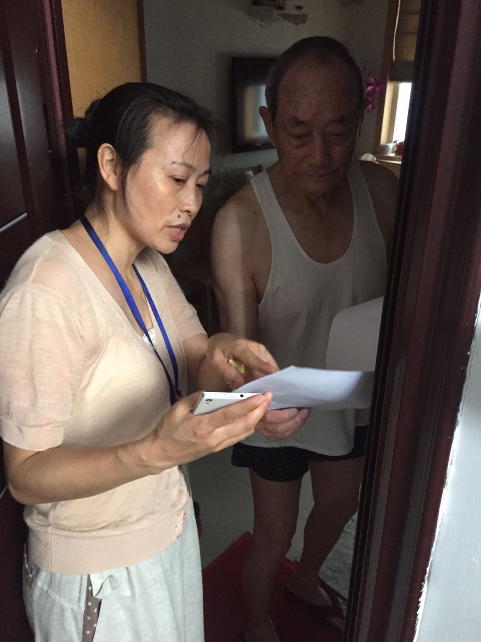在服務(wù)保障峰會(huì)期間，朱虹挨家挨戶走訪居民進(jìn)行基礎(chǔ)信息排查工作。.jpg