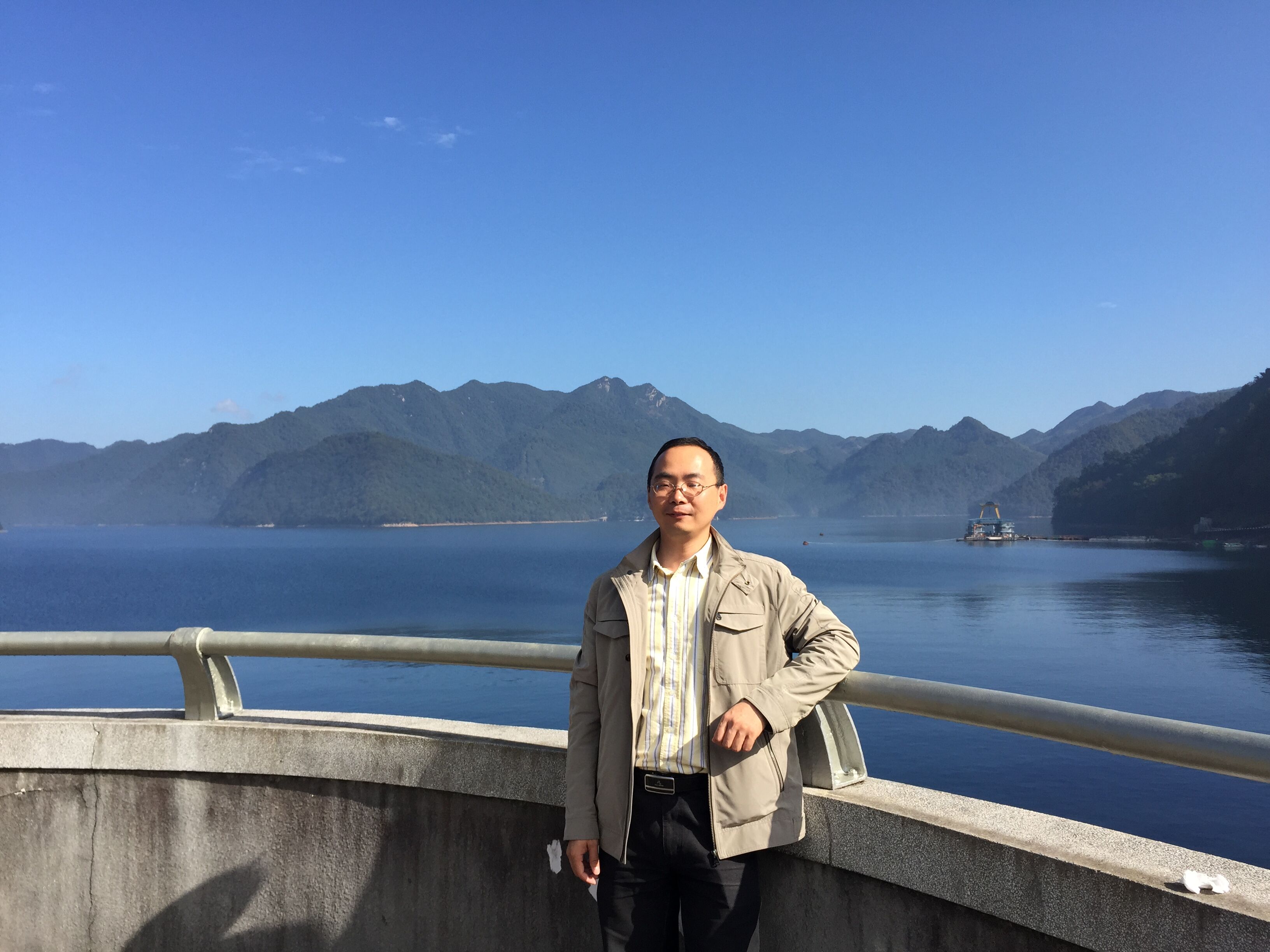 杭州市環(huán)境信息中心黨支部書記、主任（現(xiàn)掛職杭州市五水共治領(lǐng)導(dǎo)小組辦公室河長組組長）.jpg