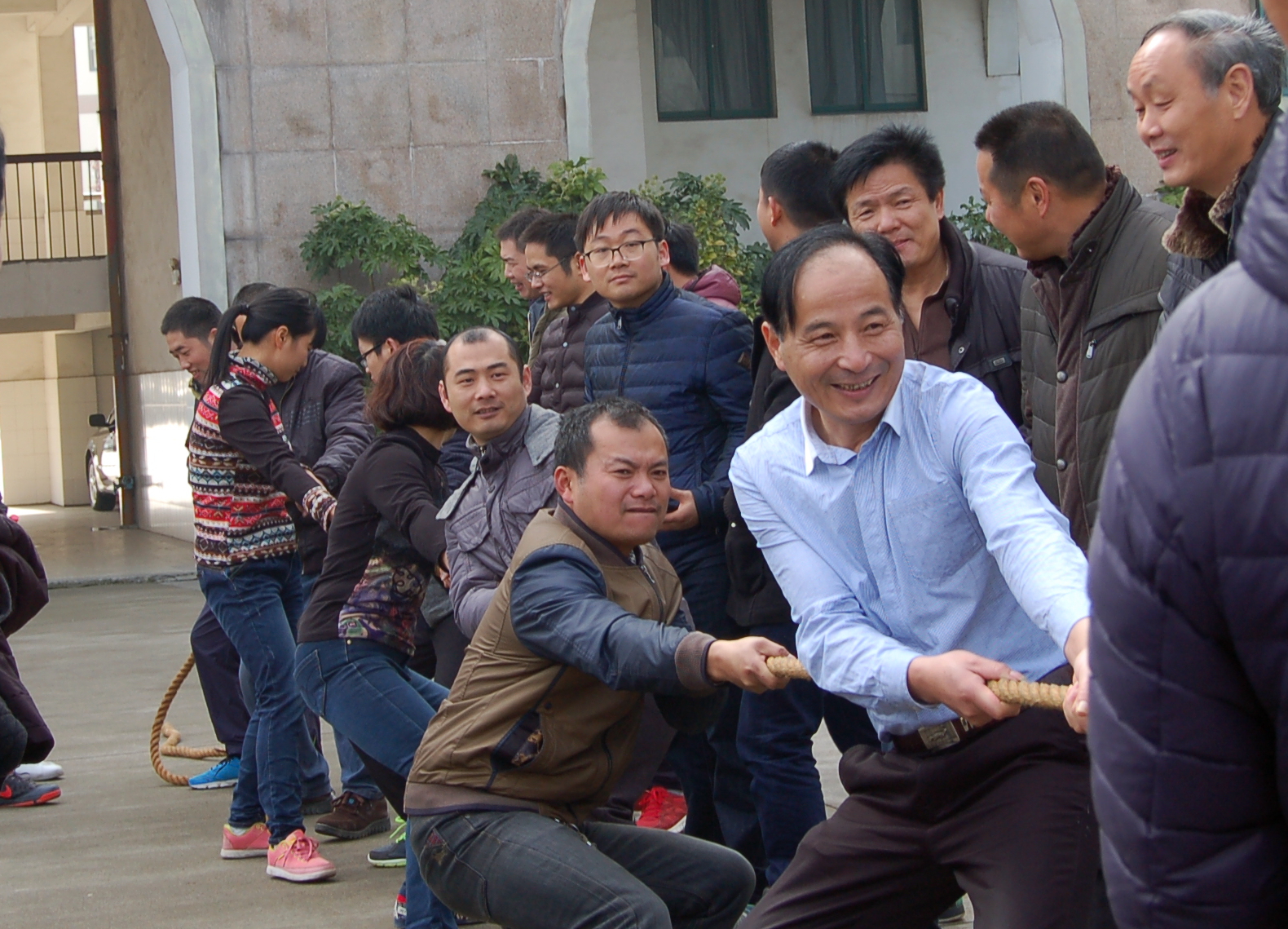 沈漢忠?guī)ьI(lǐng)村干部參加農(nóng)民運動會.JPG