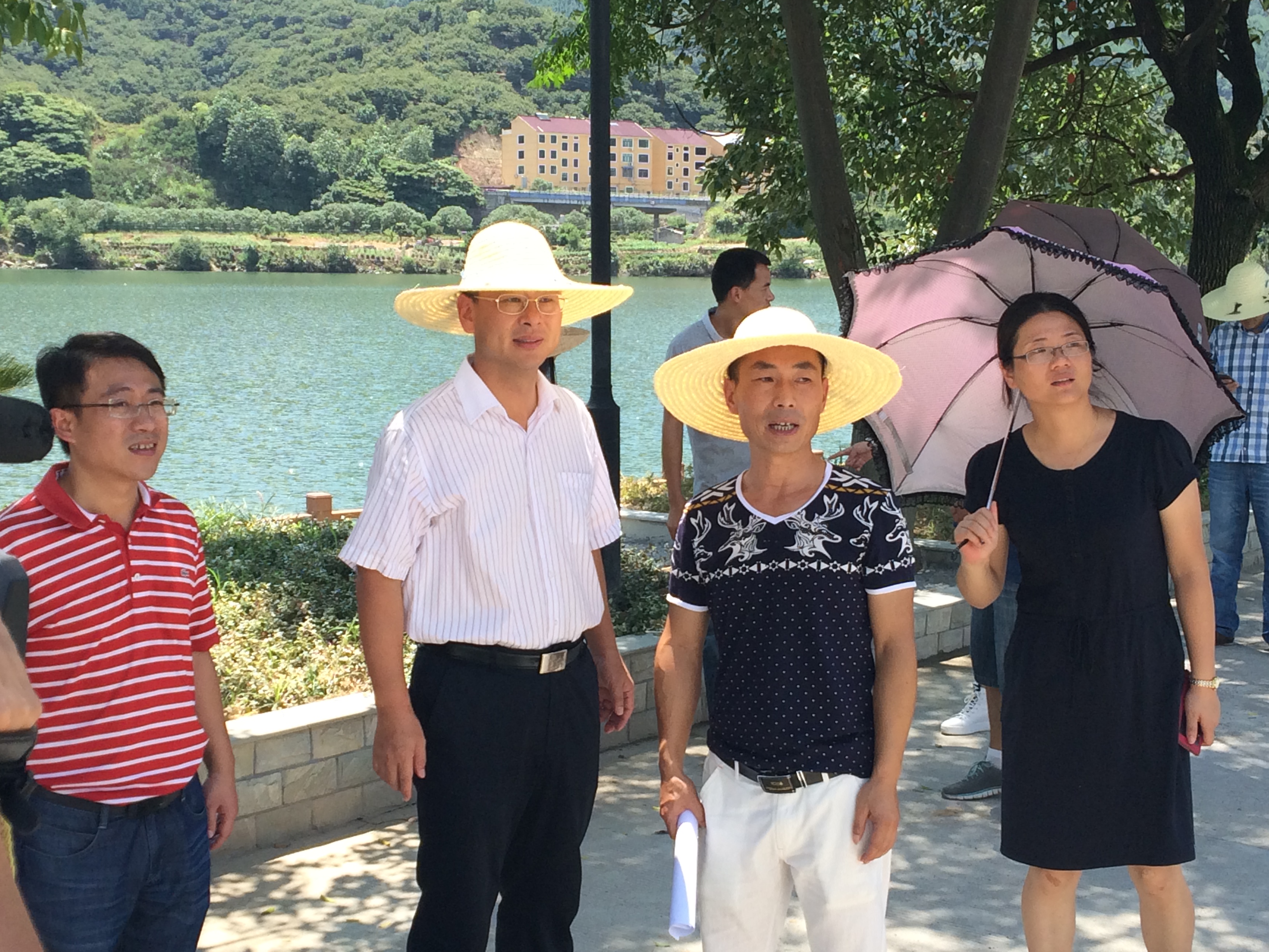 酷暑下，陪同縣領(lǐng)導(dǎo)調(diào)研.jpg