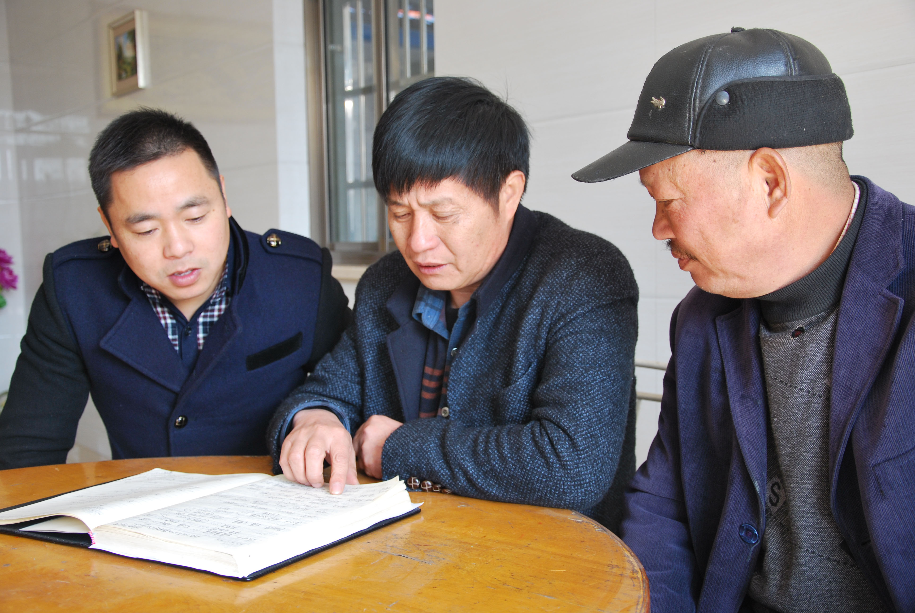2.老百姓的意見(jiàn)建議黃寶康都一一記在筆記本上，然后一件件去解決或落實(shí).jpg