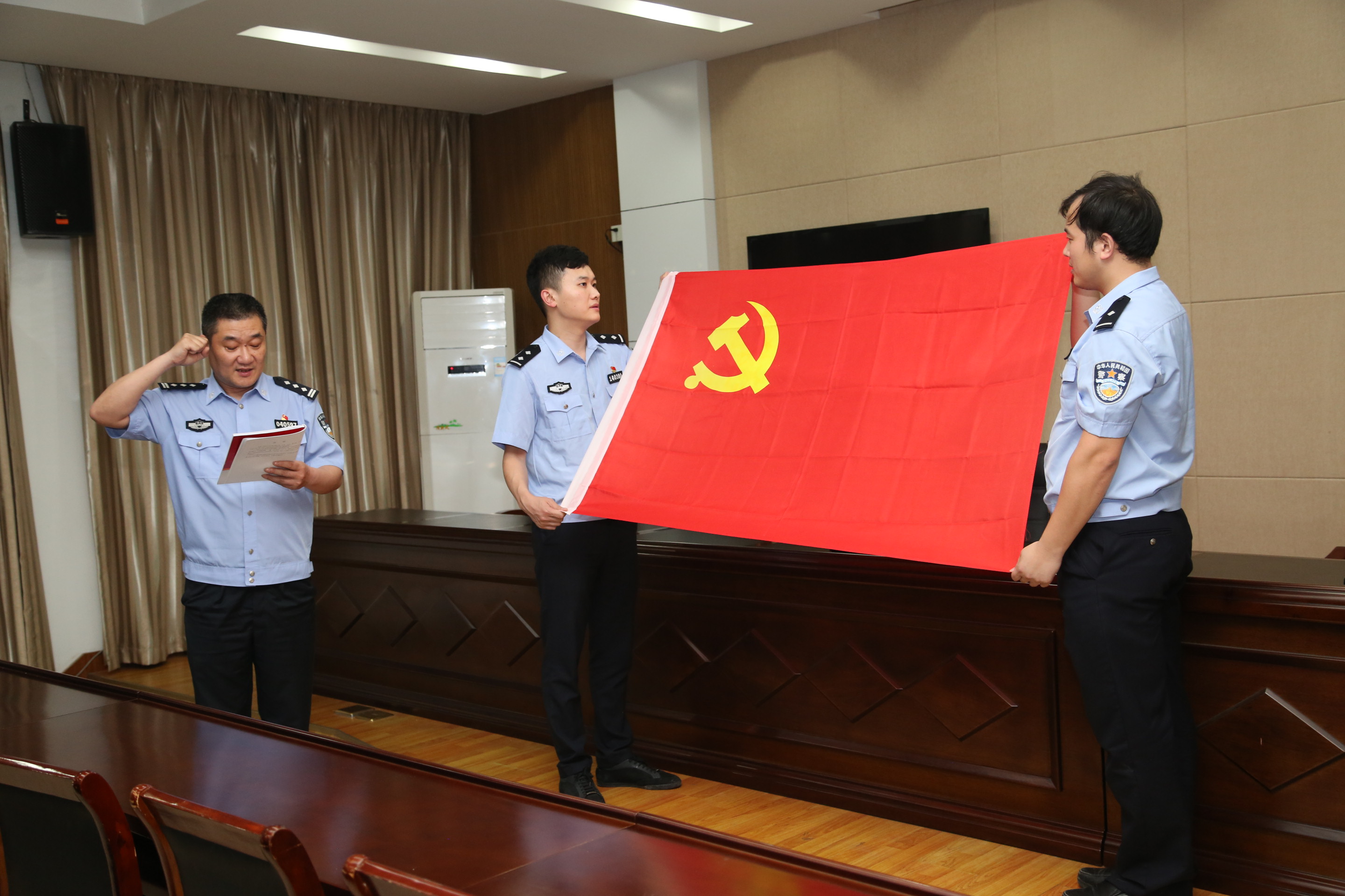 黨旗宣誓.jpg 黨旗宣誓.jpg