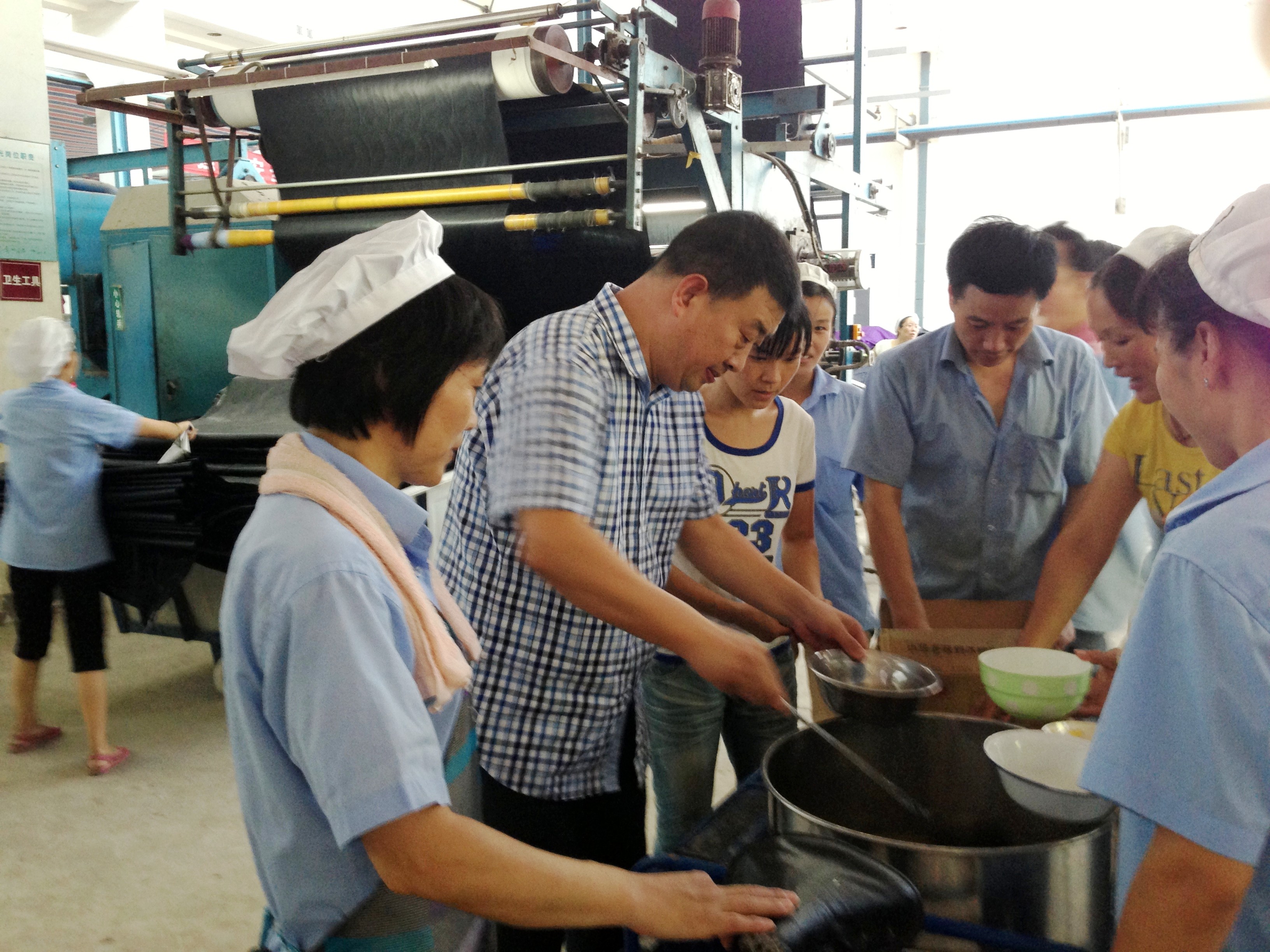 送綠豆湯、棒冰、冰塊至生產(chǎn)一線.jpg