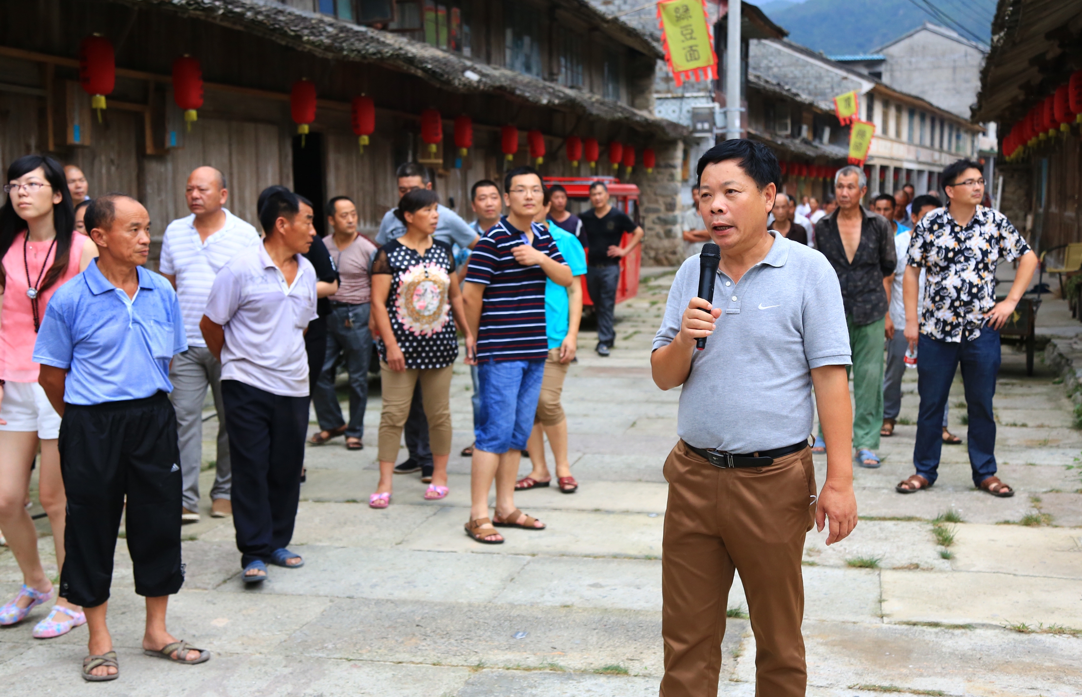 現(xiàn)場(chǎng)督查老街二期工程.jpg