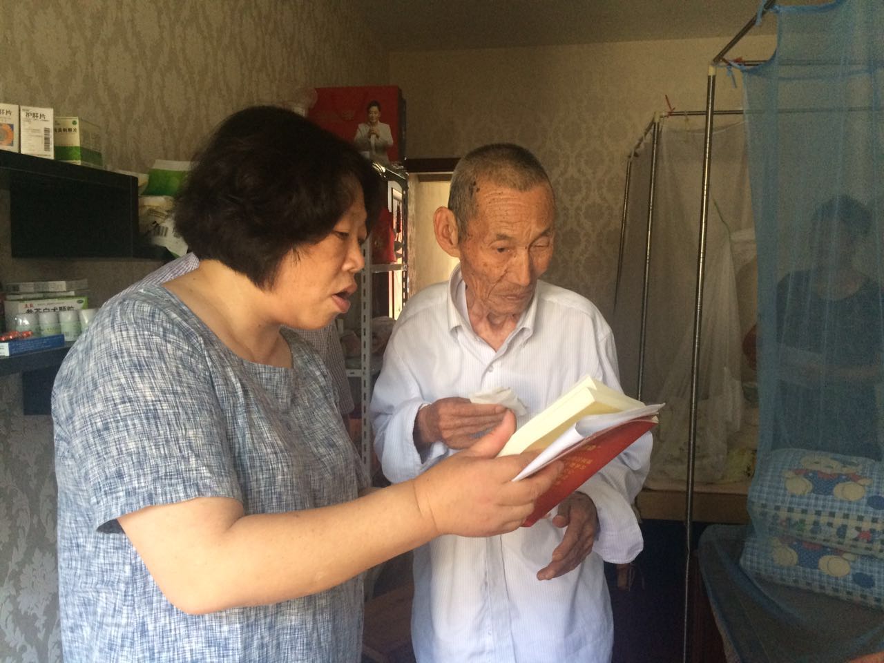 方華芬給行動(dòng)不便的黨員送黨員讀本.jpg