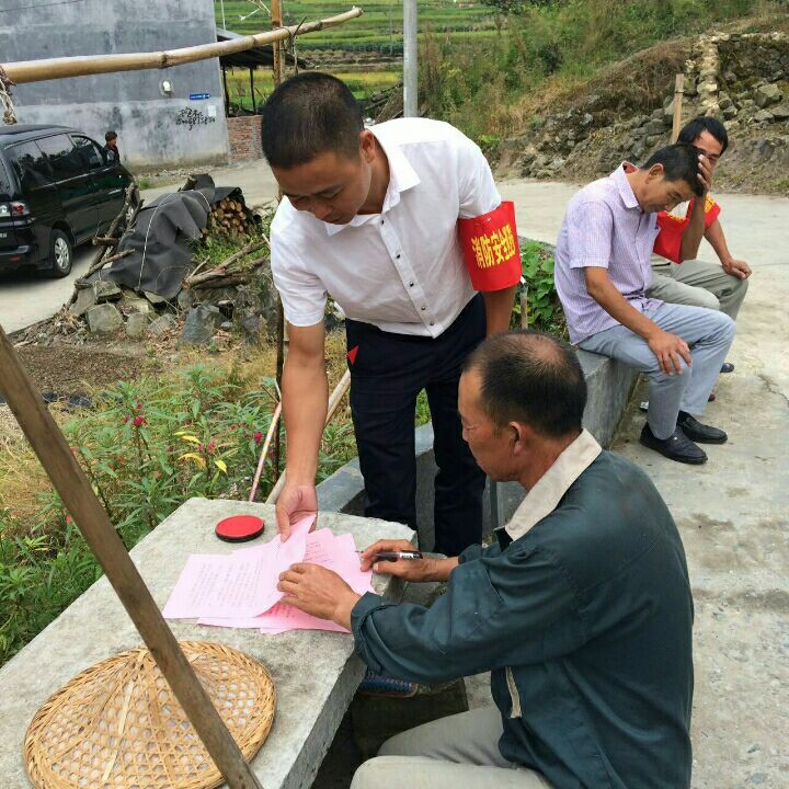 聯(lián)系服務(wù)群眾（站立者）.jpg