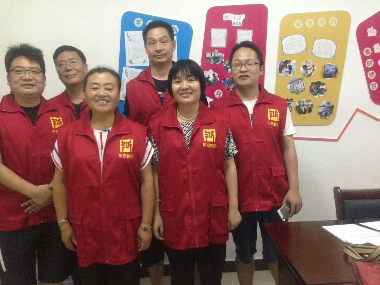 毛軍紅帶頭爭(zhēng)當(dāng)平安志愿者.JPG