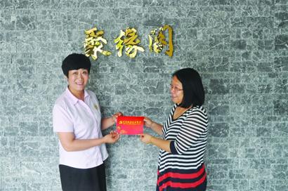 　近日，來自河北的新居民黨員王景芝（左一）在其就職企業(yè)“聚緣閣”，收到了吳興區(qū)織里鎮(zhèn)黨委的第一張“黨員政治生日卡”。時下，該鎮(zhèn)在“兩學(xué)一做”學(xué)習(xí)教育中，全面推行“黨員政治生日”制度，讓黨員接受紅色洗禮，重溫入黨誓言，堅定政治信念，牢記黨的宗旨，樹立新的形象。.jpg