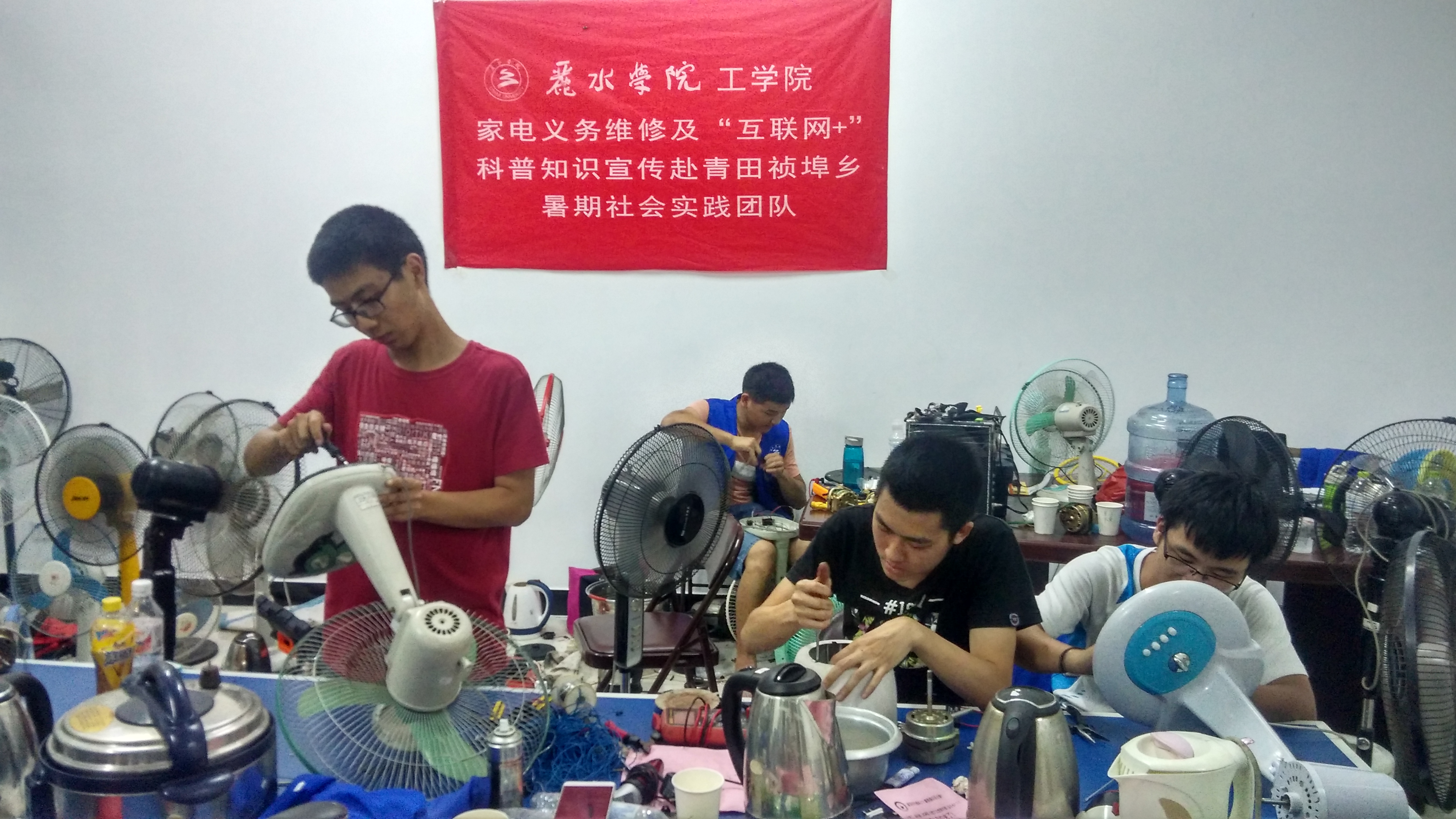 已經(jīng)是晚上隊員們加班維修.jpg