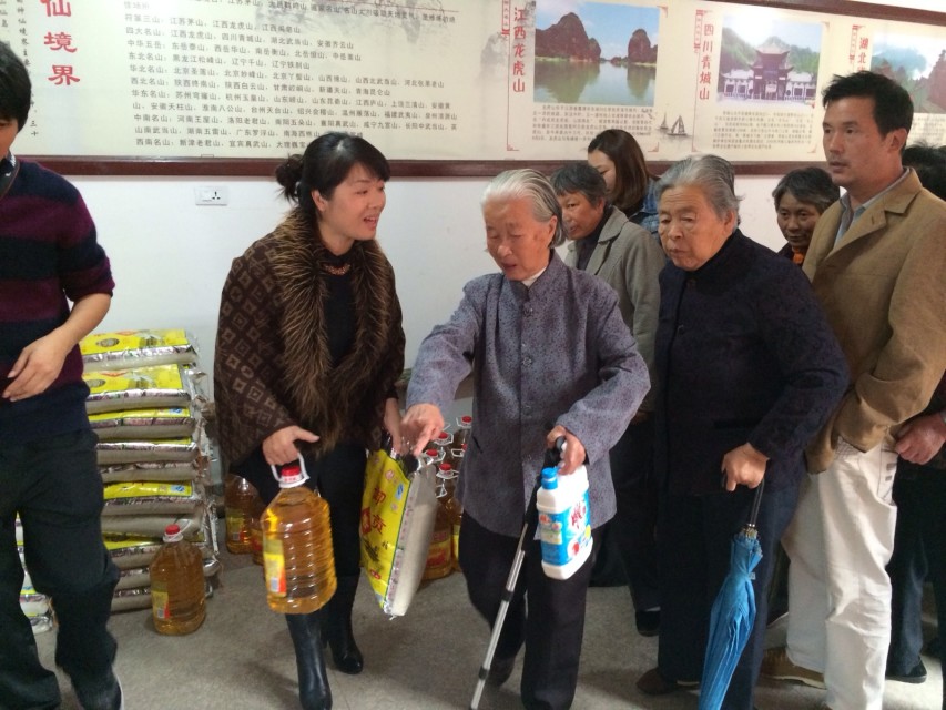 “五個(gè)一”關(guān)愛(ài)老年人行動(dòng)中為老人送去慰問(wèn)品.jpg