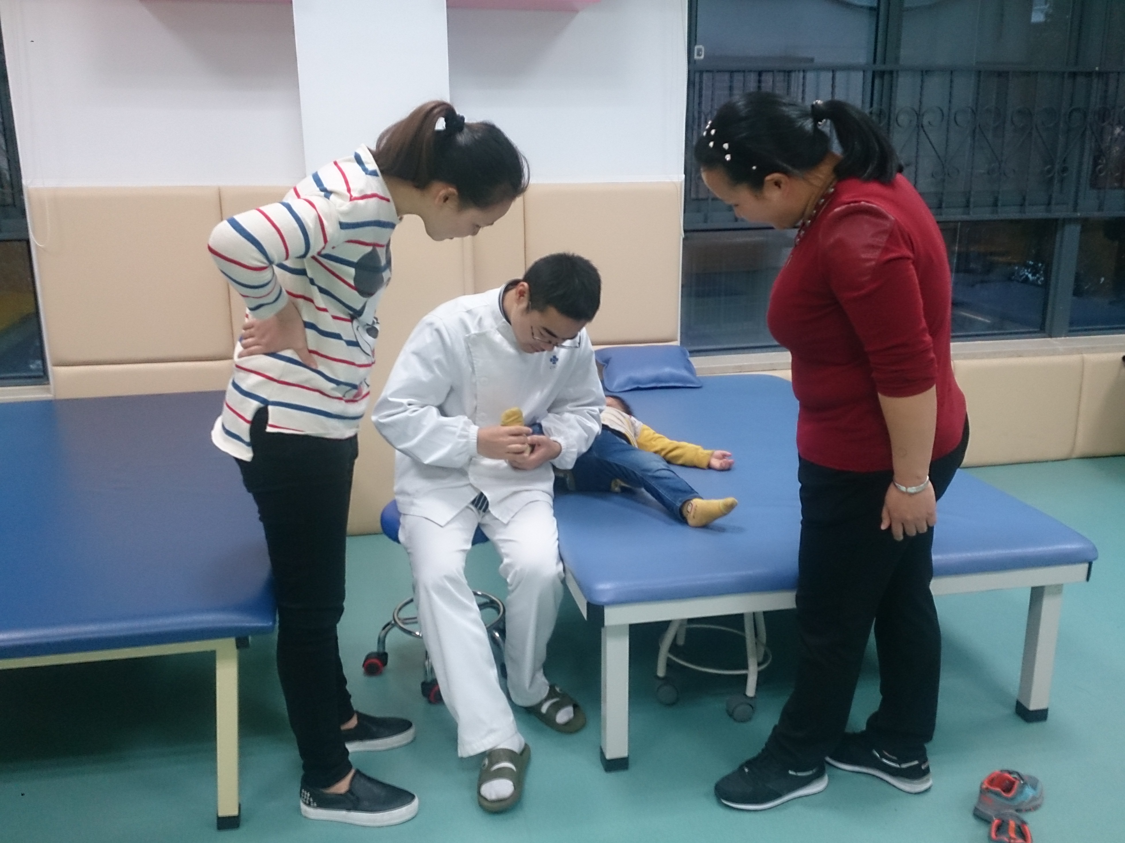 在麗水福利院為“添翼計劃”家長示范康復動作.jpg