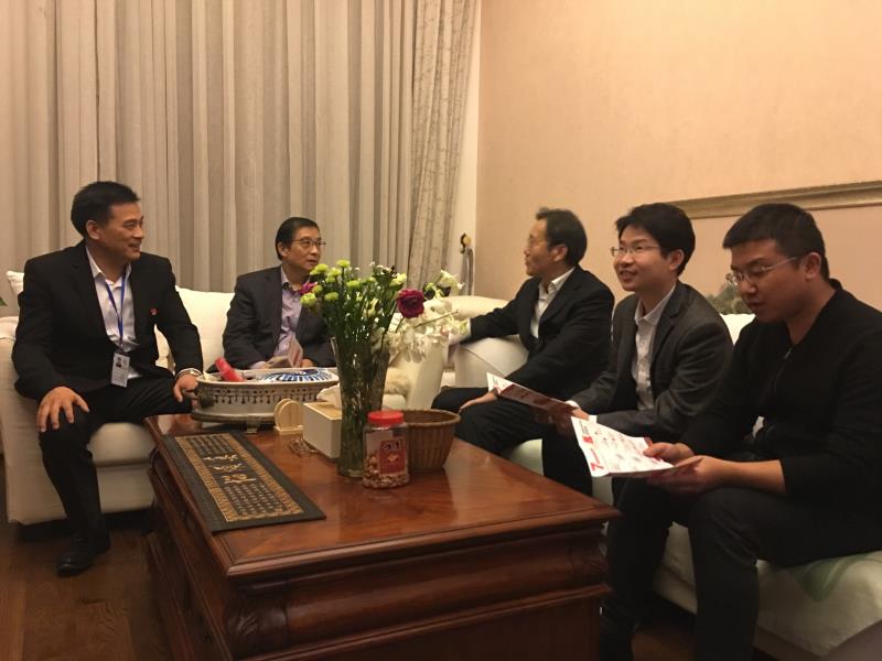 西溪風(fēng)情社區(qū)雙報(bào)到黨員上門宣講十九大精神。.jpg