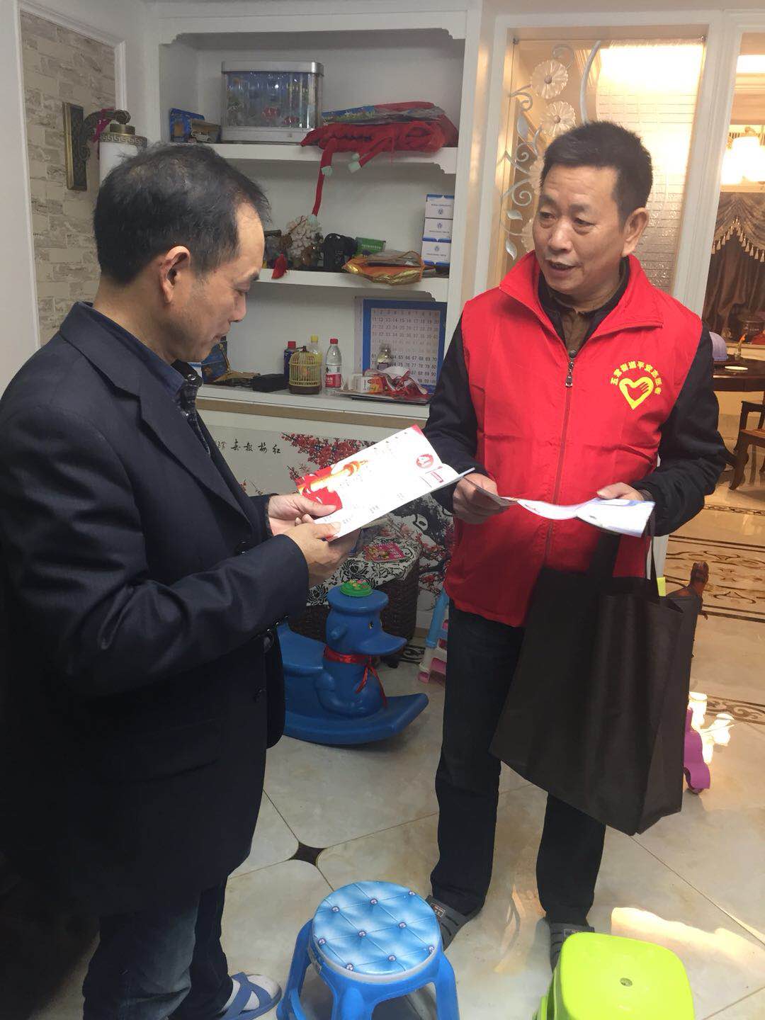 荊豐社區(qū)黨員姚高富上門宣講十九大精神。.jpg