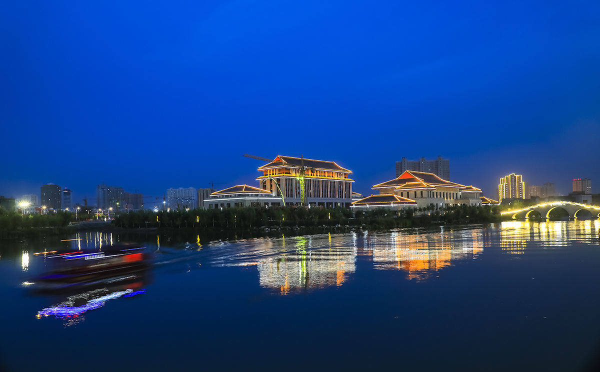 8-02  多浪公園由杭州市參與援建，今是阿克蘇市區(qū)最大的一個(gè)集旅游、娛樂(lè)、飲食、觀賞為一體的綜合性風(fēng)景區(qū)。.JPG