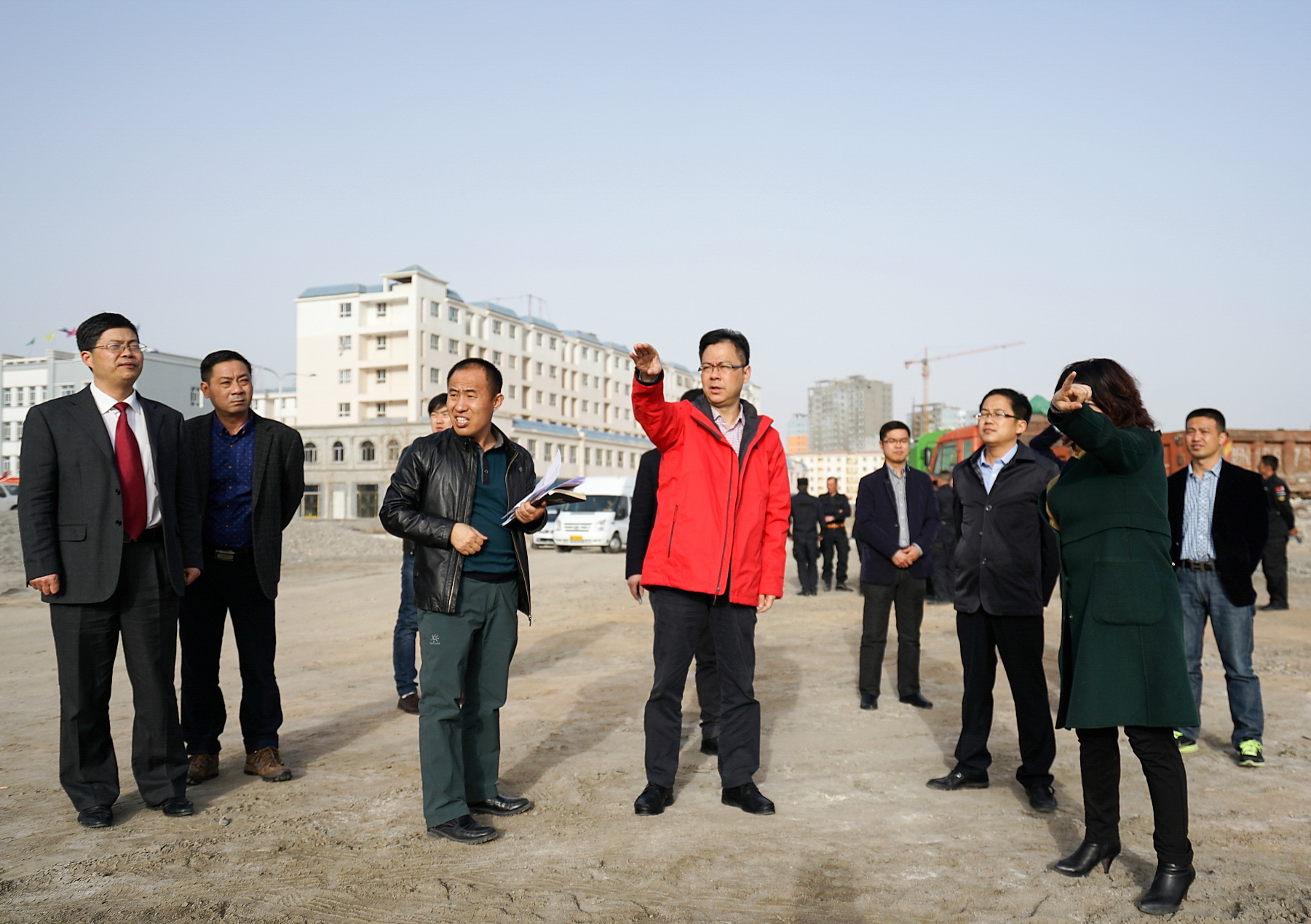 進(jìn)疆初期，指揮部全體干部踏勘援建項(xiàng)目工地.jpg