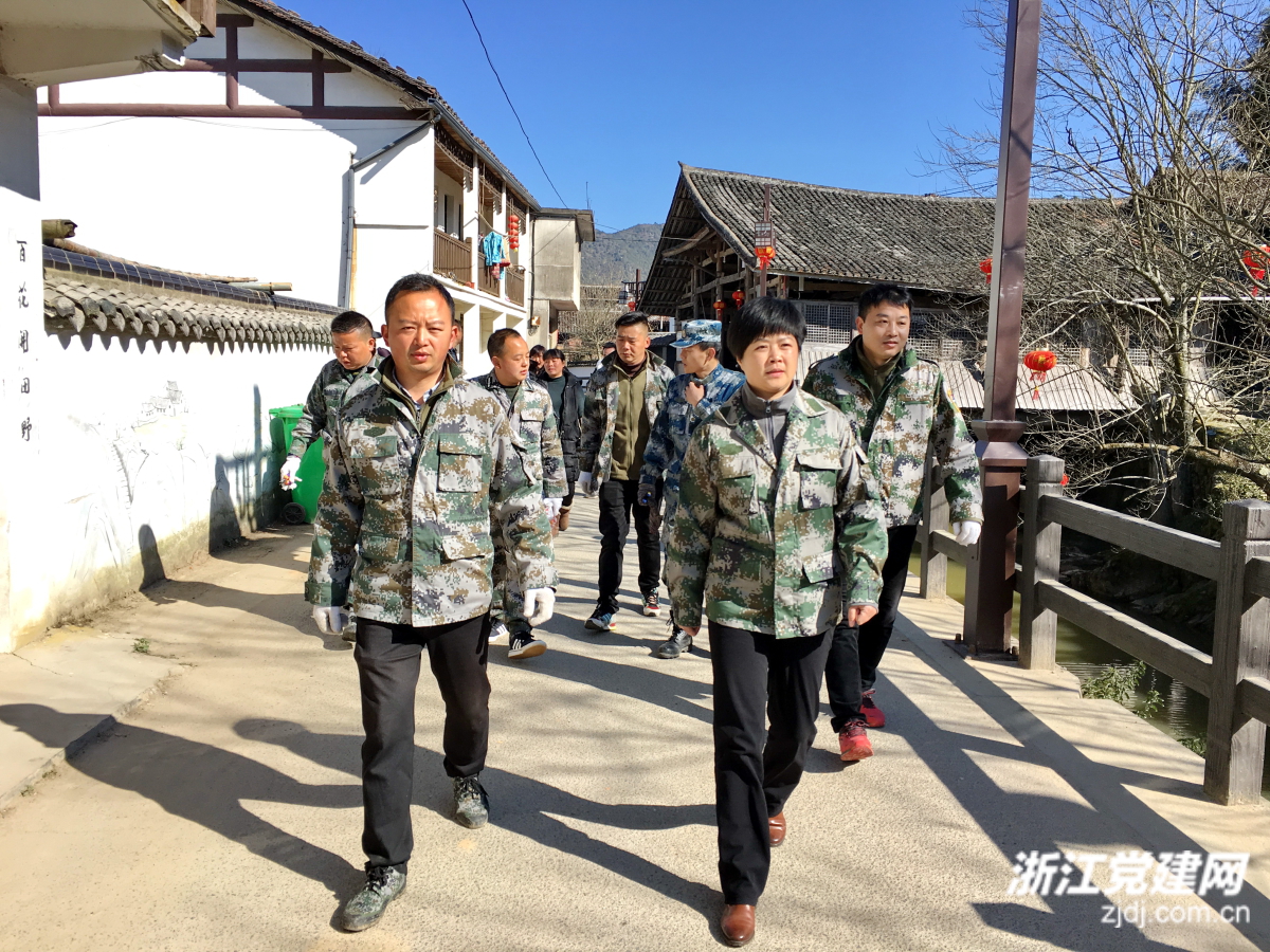 藍景芬代領黨員干部推進拆違工作.jpg