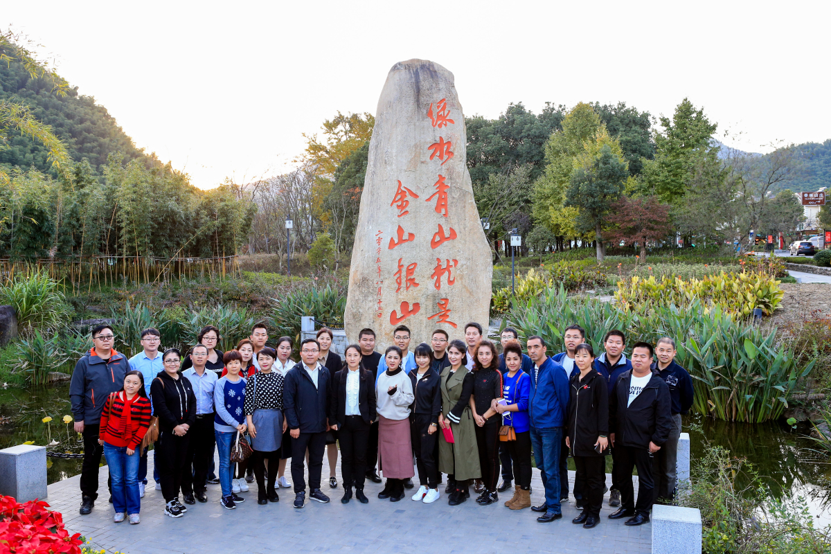 在湖州安吉余村考察美麗鄉(xiāng)村建設(shè)。 俞劉東 攝.jpg