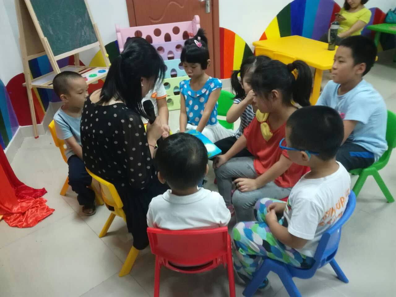 作為花婆婆故事會義工媽媽給幼兒講讀繪本.jpg