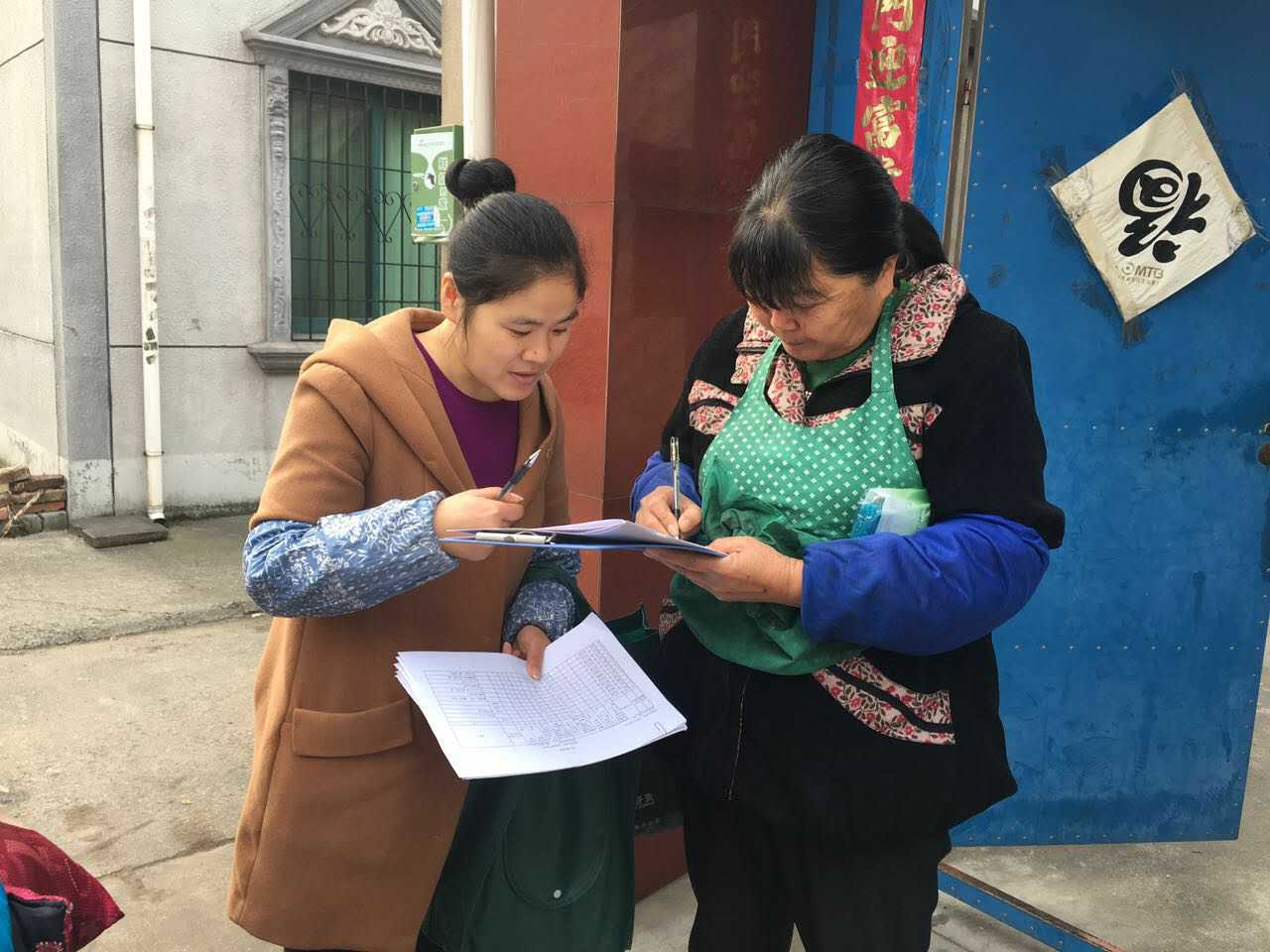 巡察組深入農(nóng)戶調(diào)查核實(shí)集體資產(chǎn)出租情況.jpg