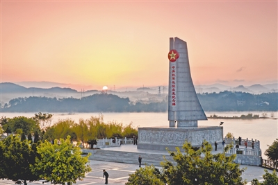 圖為于都河畔的中央紅軍長(zhǎng)征出發(fā)紀(jì)念碑。謝金俊 攝.jpg