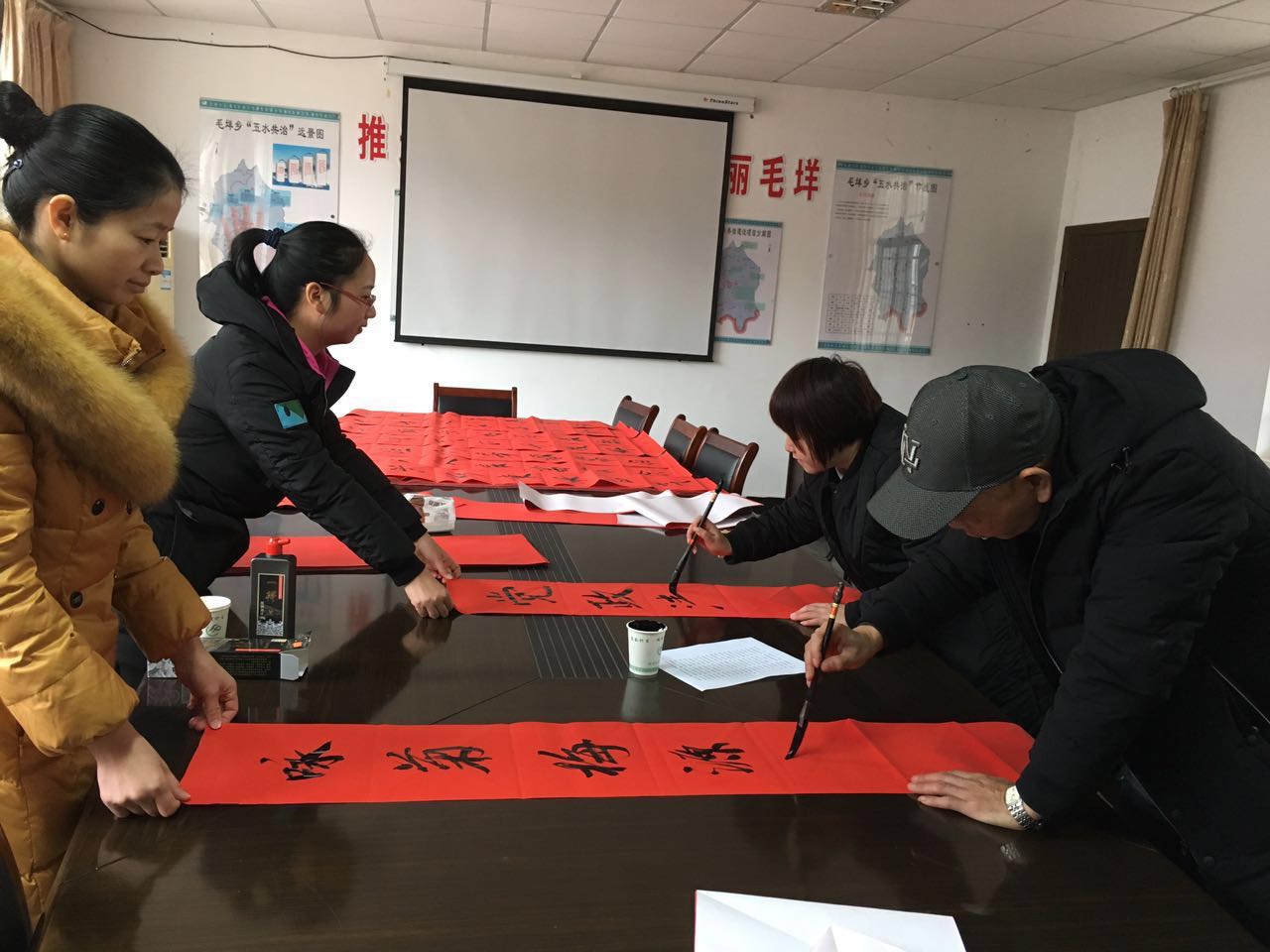 圖為毛垟鄉(xiāng)紀(jì)檢干部為毛垟鄉(xiāng)村民書寫“廉潔春聯(lián)”.jpg