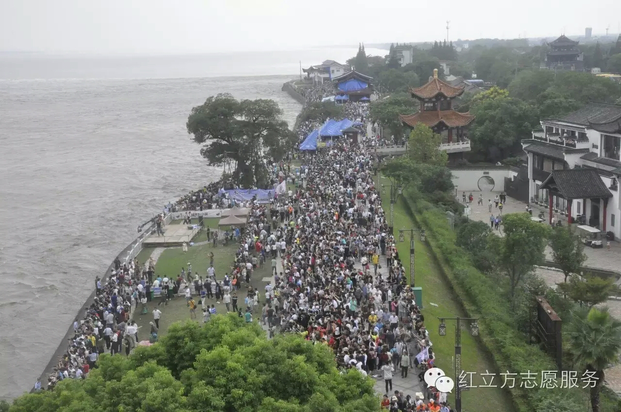 鹽官觀潮節(jié)場景。.jpg