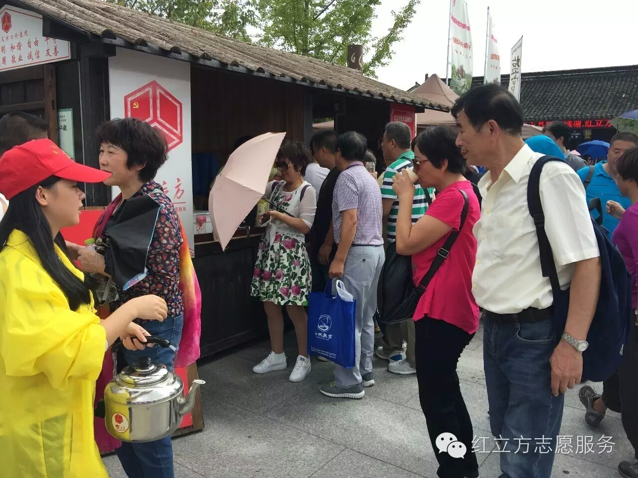 紅立方志愿者觀潮現(xiàn)場為群眾添加茶水。.jpg