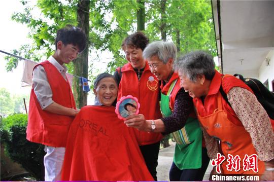 浙江“龍游大媽”成志愿服務(wù)生力軍鑄就溫暖屏障