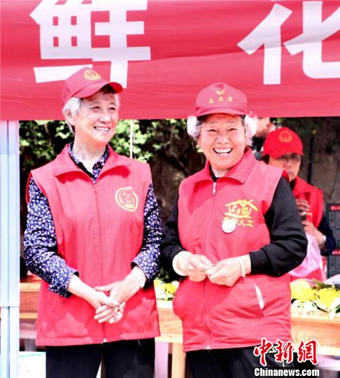 熱心的龍游大媽?！↓堄慰h委宣傳部提供 攝