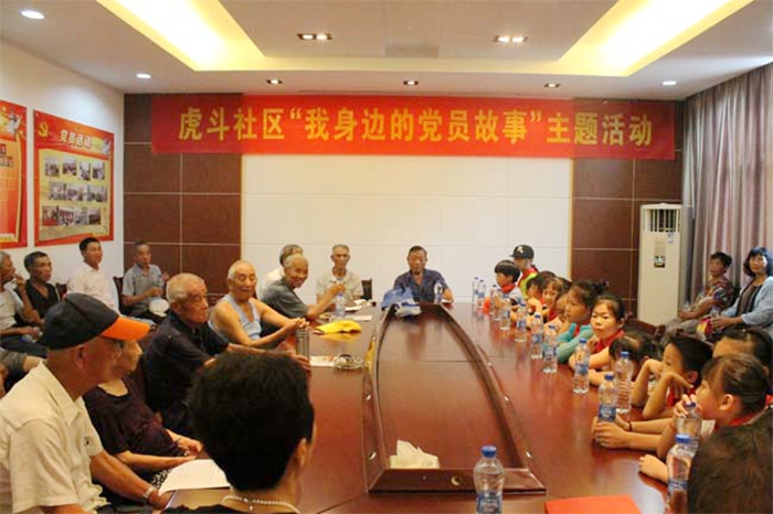 岱東鎮(zhèn)虎斗社區(qū)老黨員為鎮(zhèn)里的小朋友講述當(dāng)年奮斗歷史。.jpg