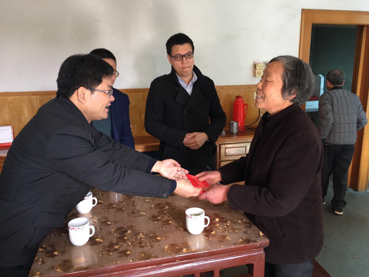 1-李志龍副部長走訪慰問76歲困難老黨員.jpg
