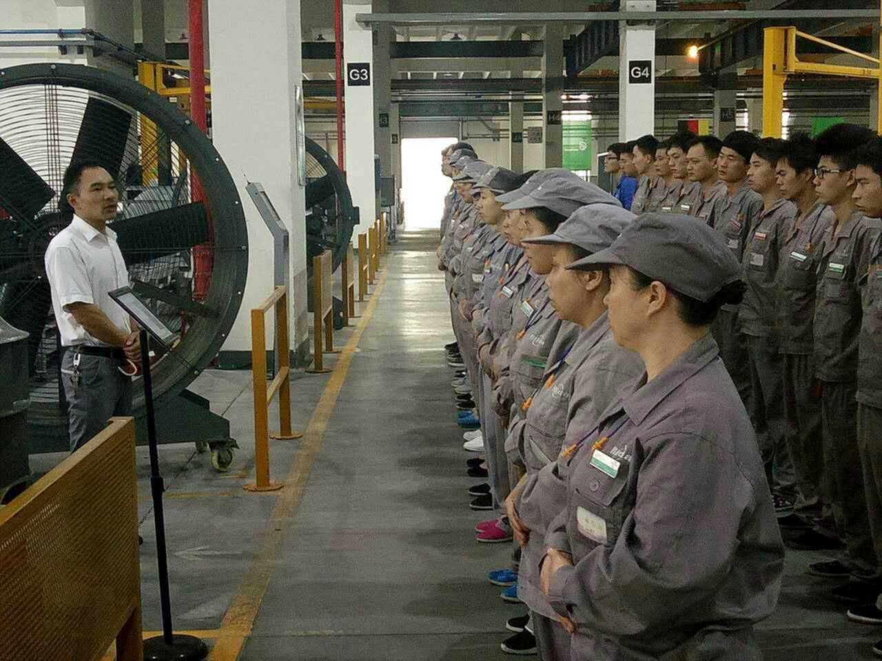 7月19日早上7點，浙江億利達(dá)風(fēng)機(jī)有限公司先鋒志愿者彭遠(yuǎn)貴正在為裝配車間的同事們上“平安黨課”。.jpg