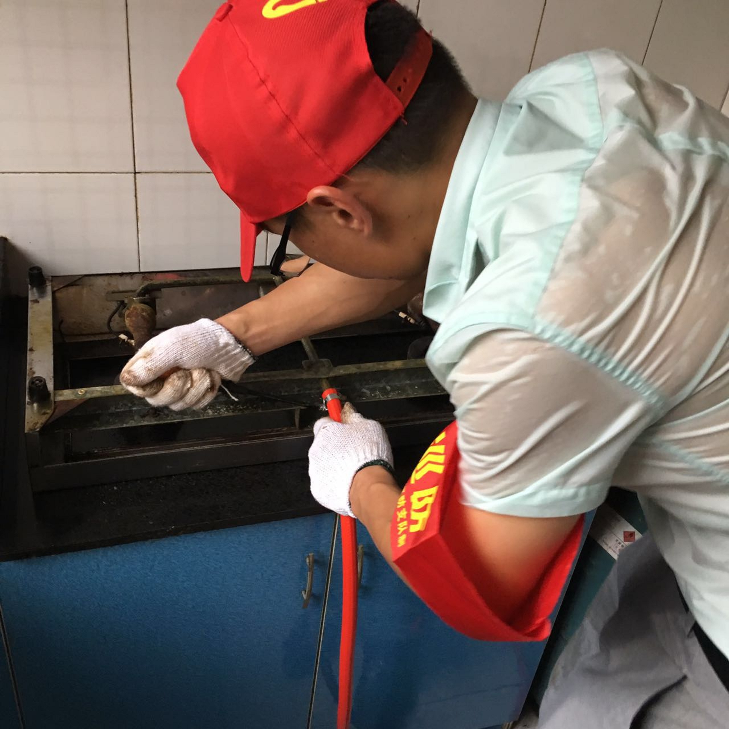 志愿者為居民免費更換燃氣管.JPG