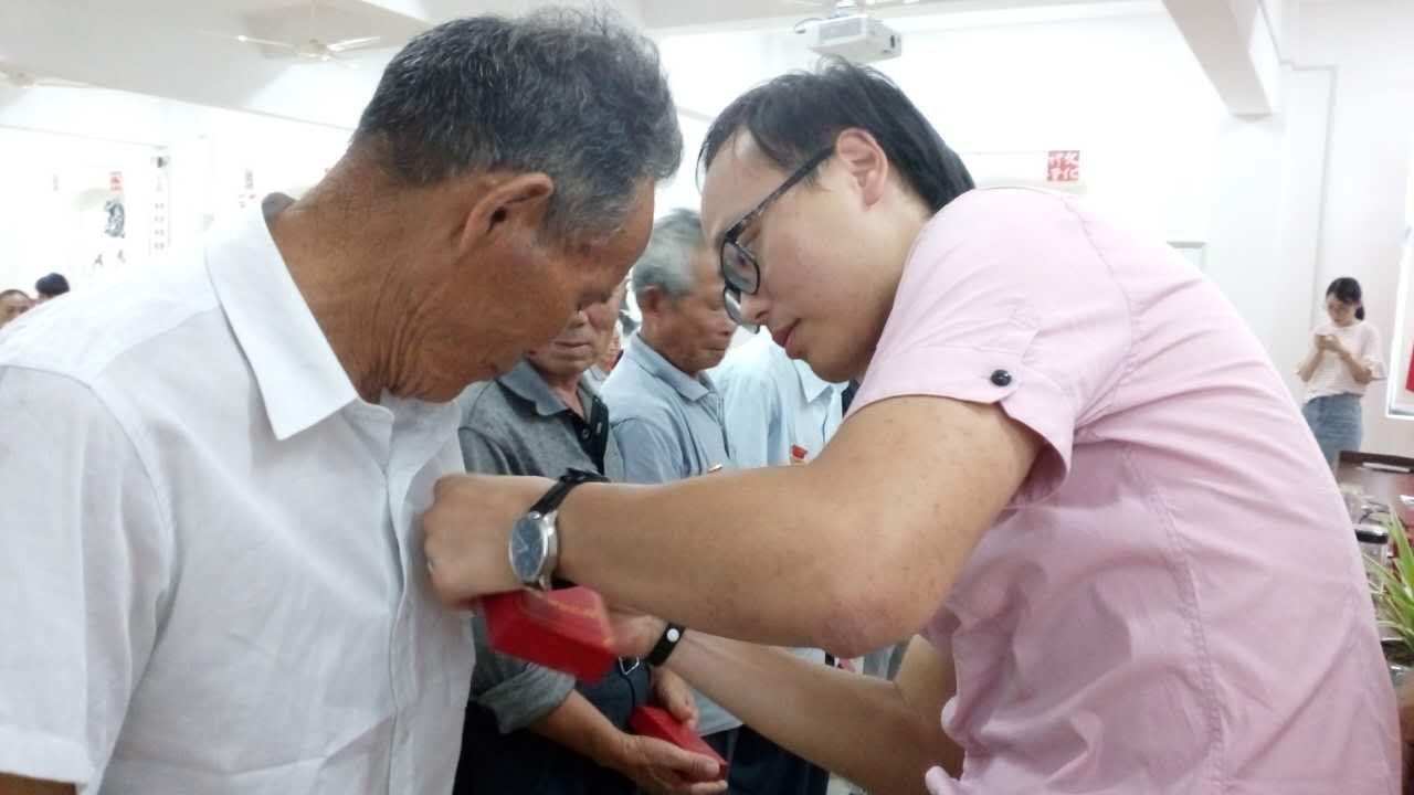 王李濤（右一）為老黨員佩戴黨齡50年紀念章。.JPG