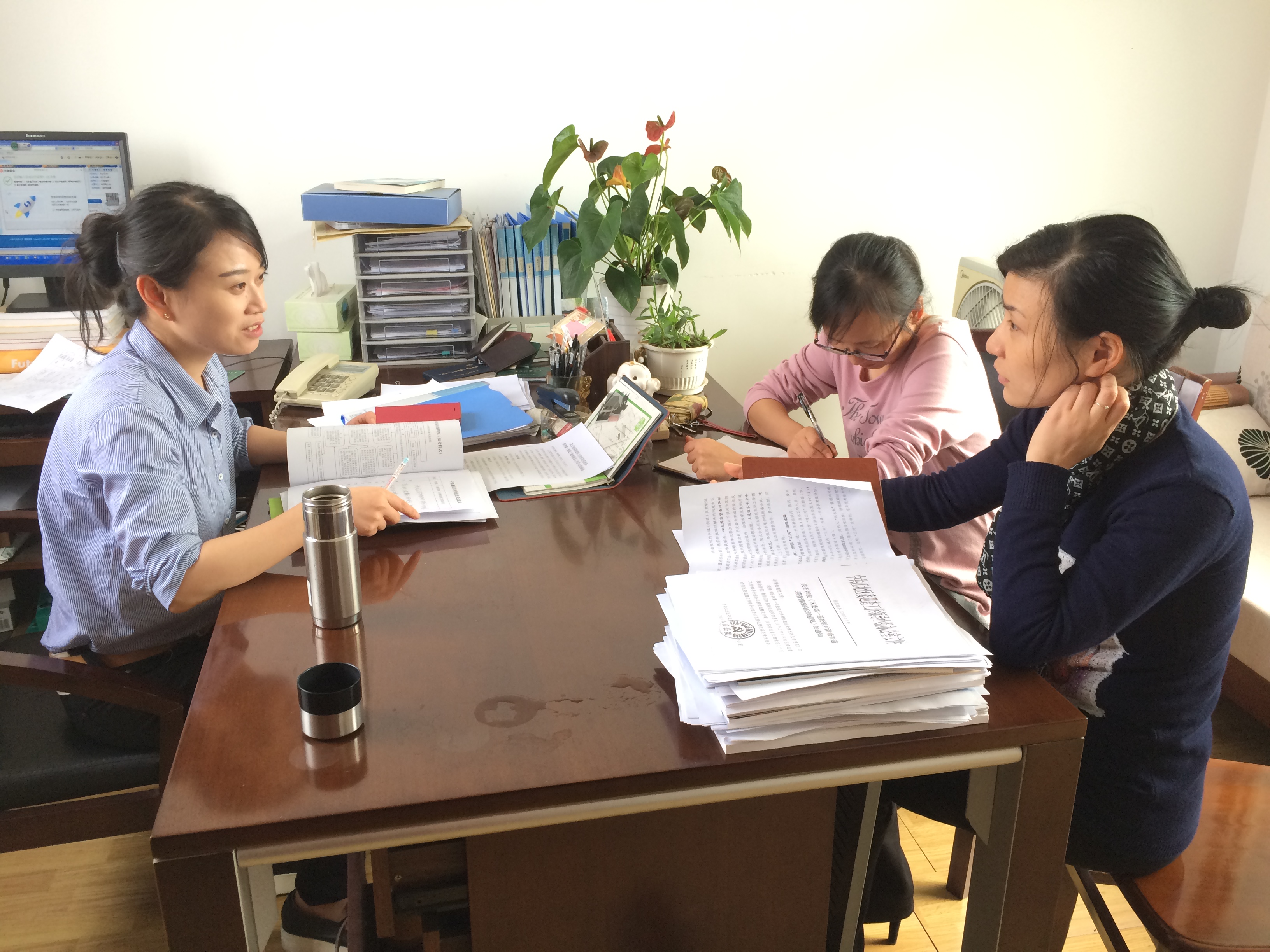 與機關(guān)干部進(jìn)行日常談話談心.JPG