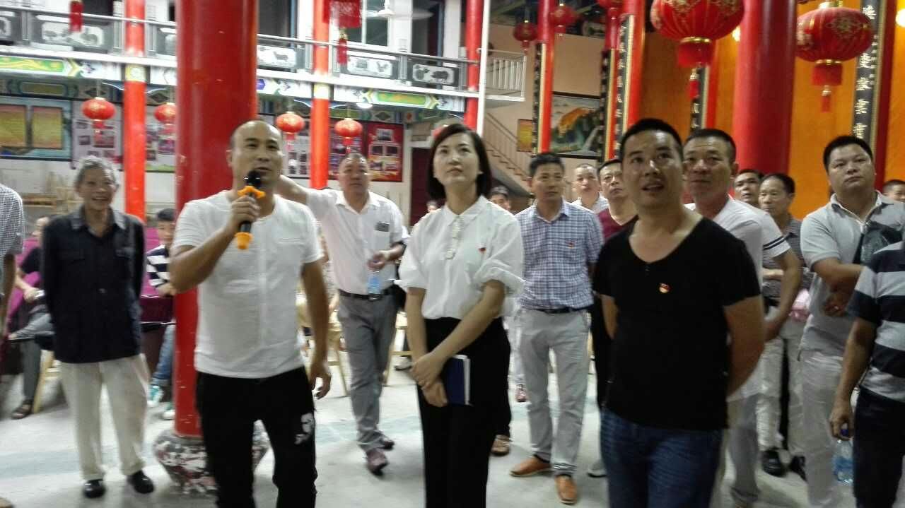 林小青（前排中）參加騰蛟鎮(zhèn)黨建現(xiàn)場會。.jpg
